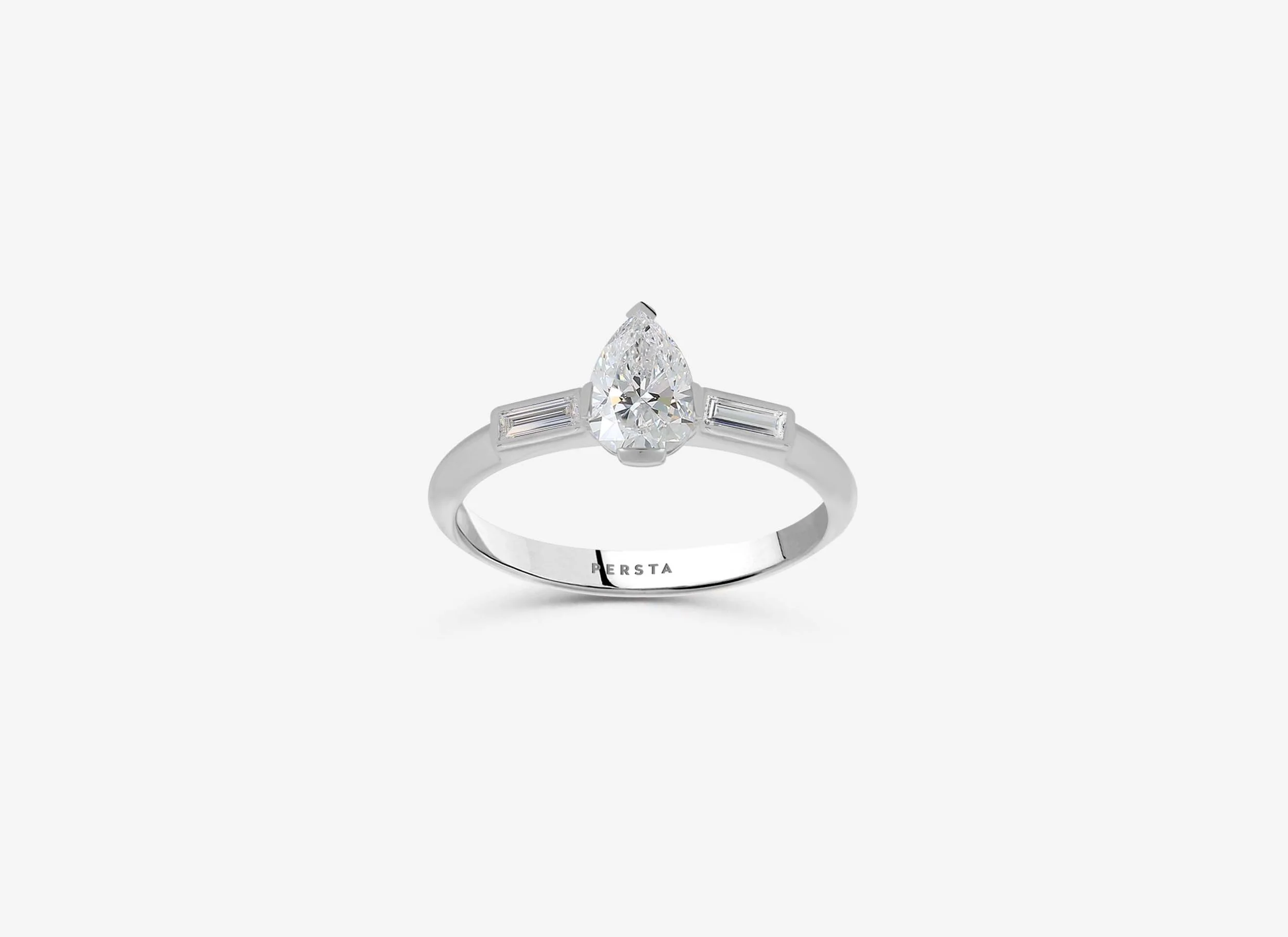 Solitaire épaulé | Diamant taille poire et diamants baguettes