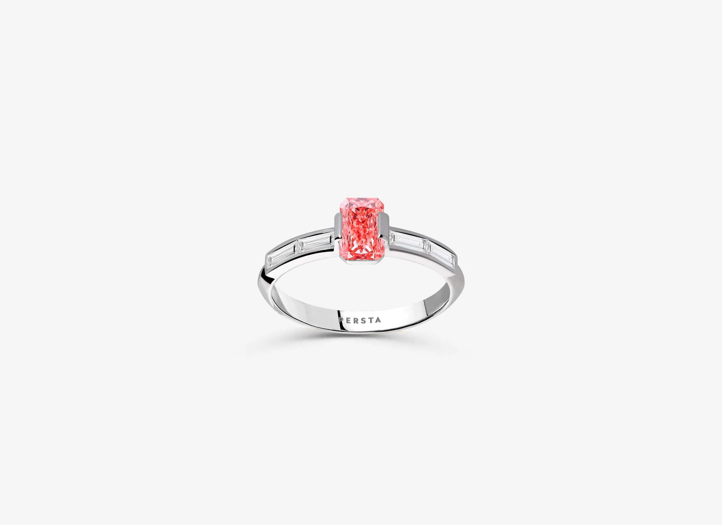Solitaire-bague-de-fiancaille-diamant-rose-radiant-epaulee-baguette-or-blanc-persta.jpg