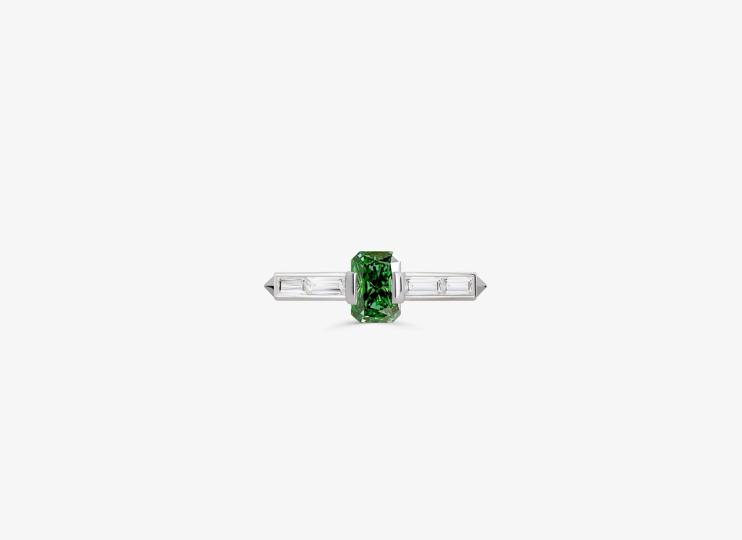 Solitaire-bague-de-fiancaille-diamant-vert-radiant-epaulee-baguette-or-blanc-face-persta.jpg