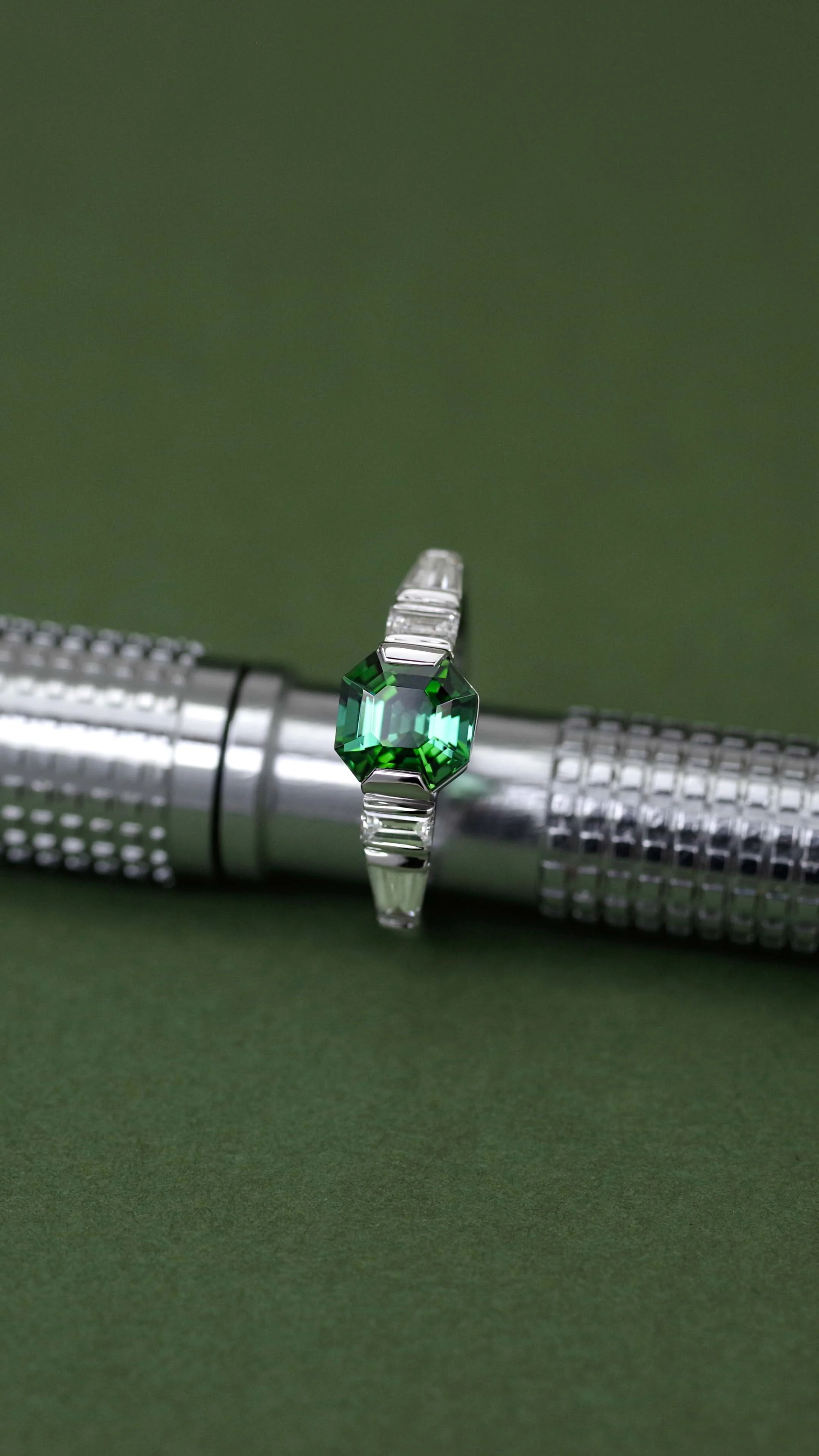 Persta-bague-sur-mesure-artisanale-paris-tourmaline-verte-diamants