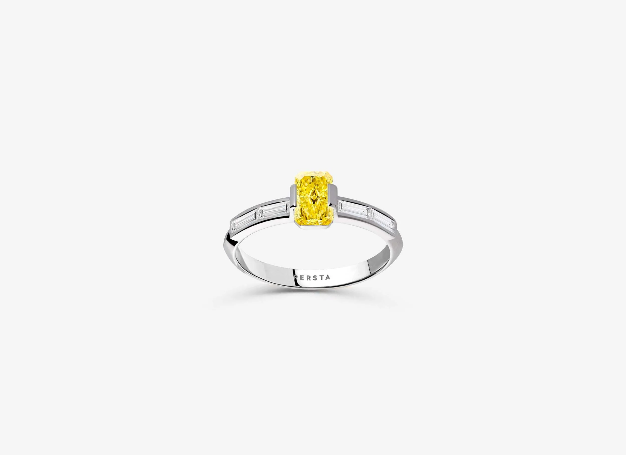 Solitaire-bague-de-fiancaille-diamant-jaune-radiant-epaulee-baguette-or-blanc-persta.jpg
