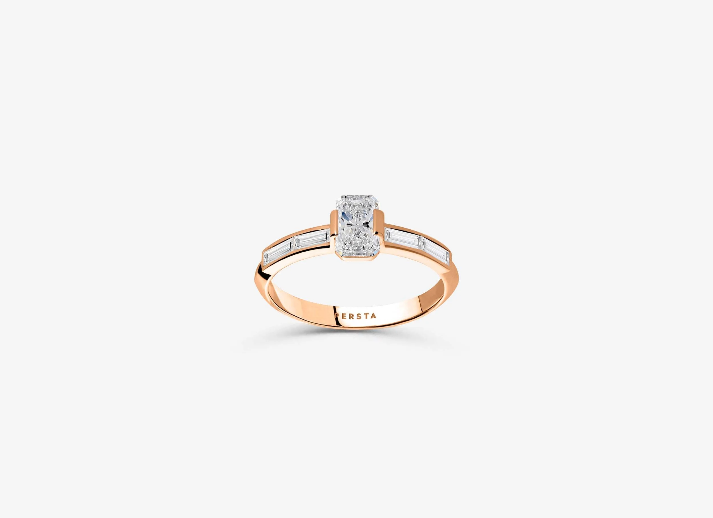 Solitaire-bague-de-fiancaille-diamant-radiant-epaulee-baguette-or-rose-persta.jpg