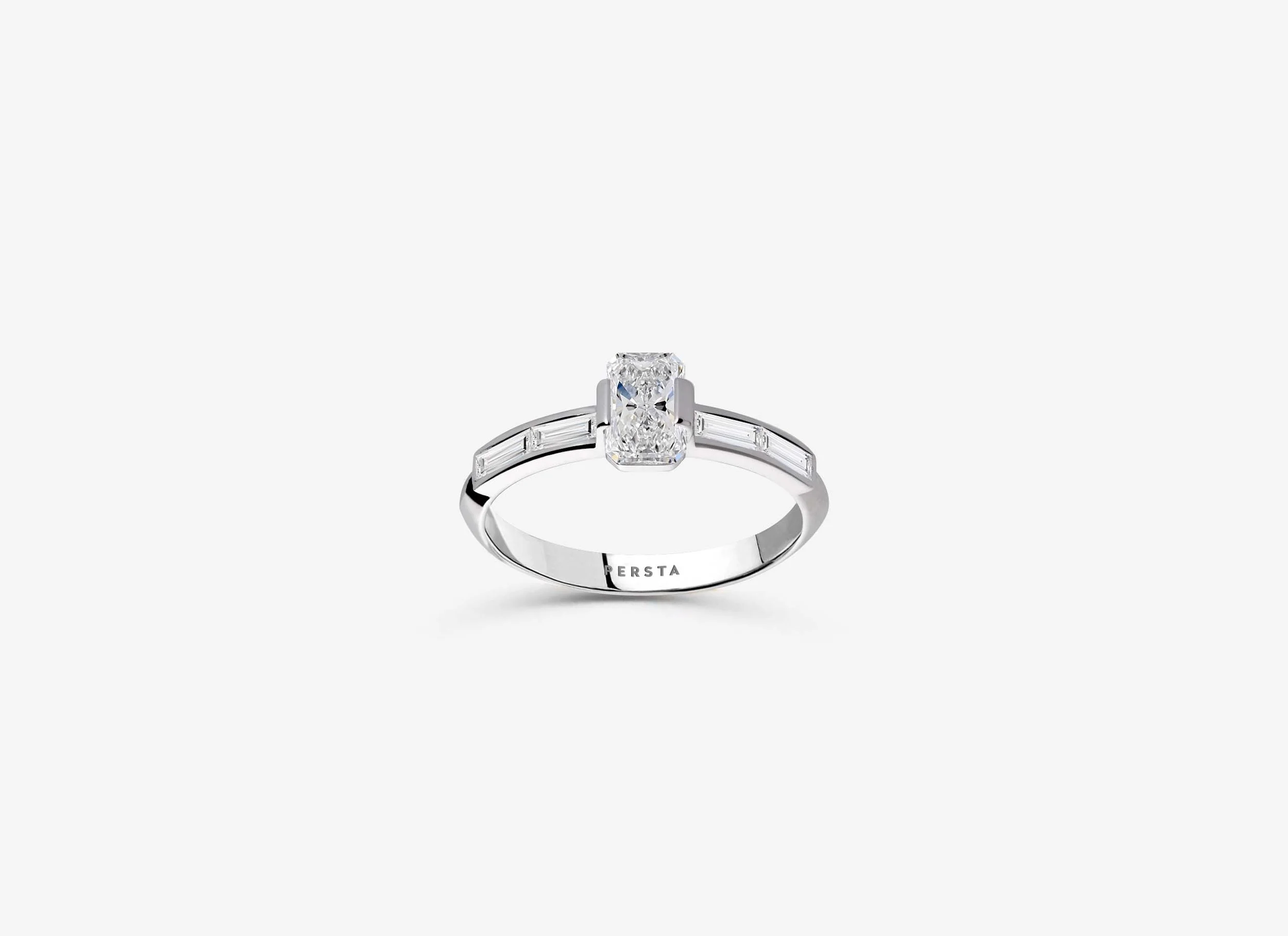 Solitaire-bague-de-fiancaille-diamant-radiant-epaulee-baguette-or-blanc-persta.jpg