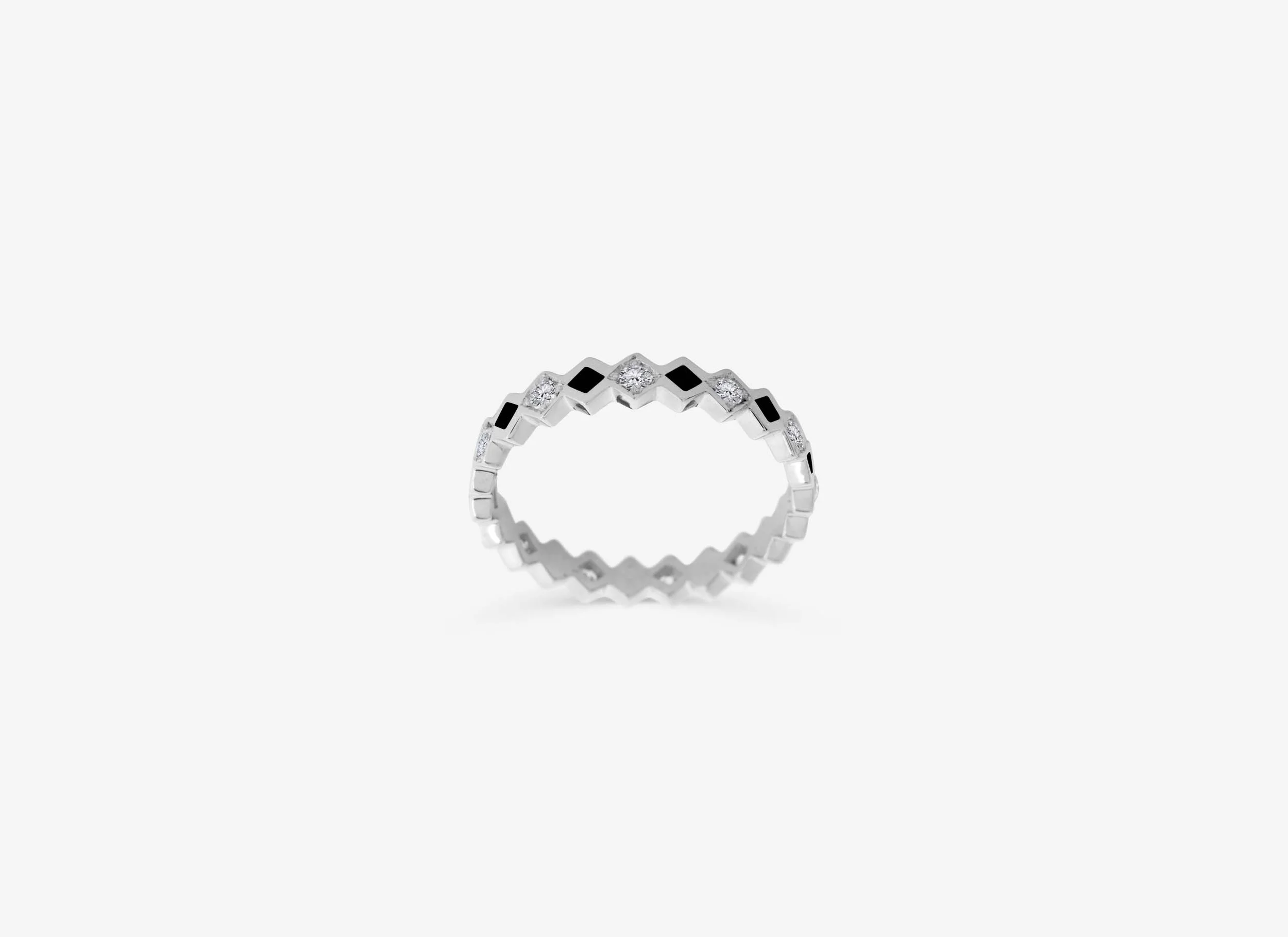 Une bague en argent avec un motif en zigzag orné de petits diamants.