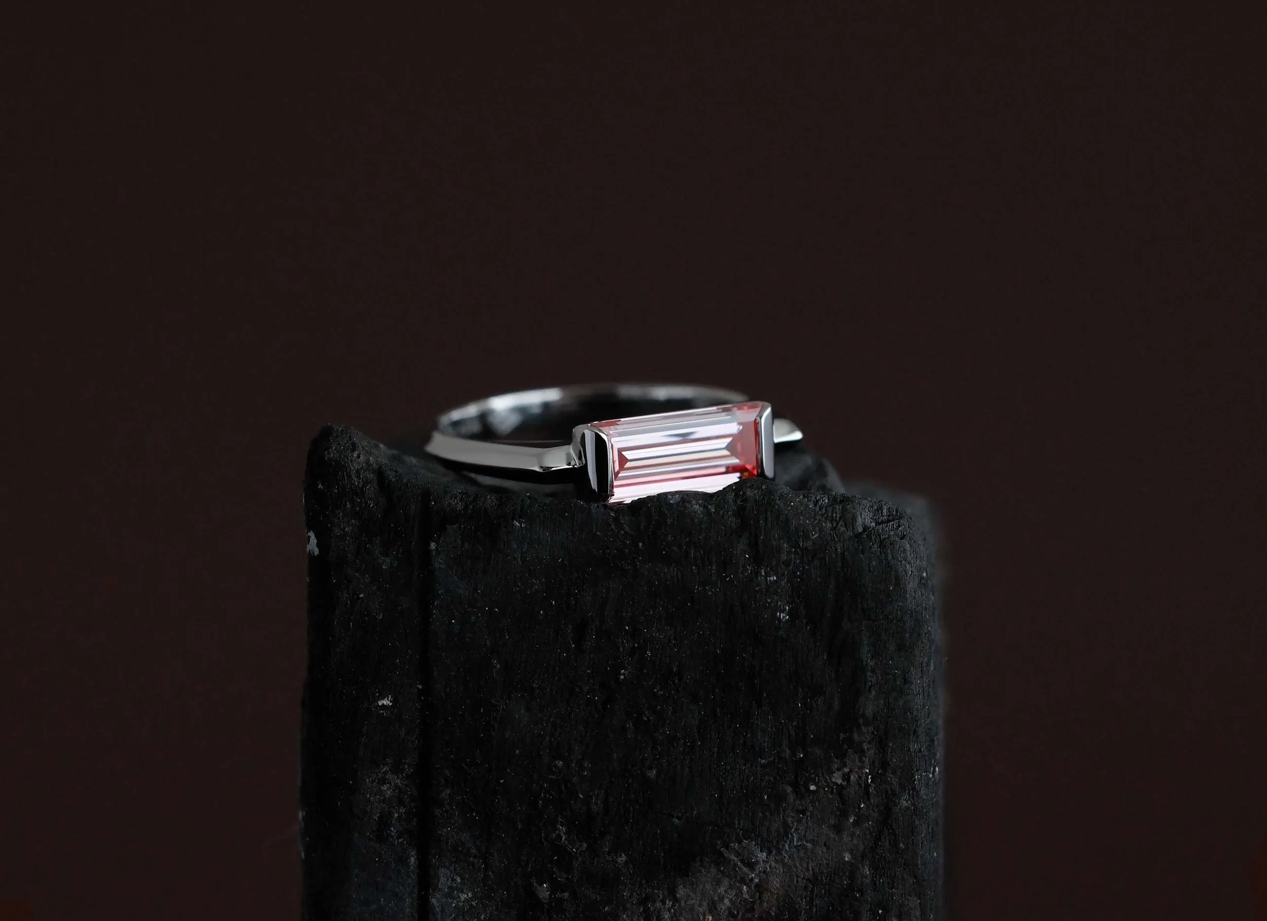 AMOR_DIAMANT_BAGUETTE_1_CARAT_PERSTA_OR_BLANC_DIAMANT_ROSE-STILL_LIFE.jpg