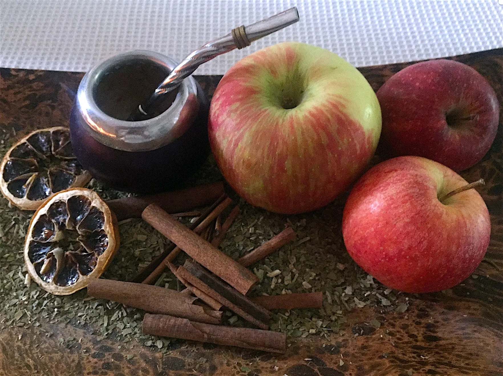 Apples and cinnamon.jpg