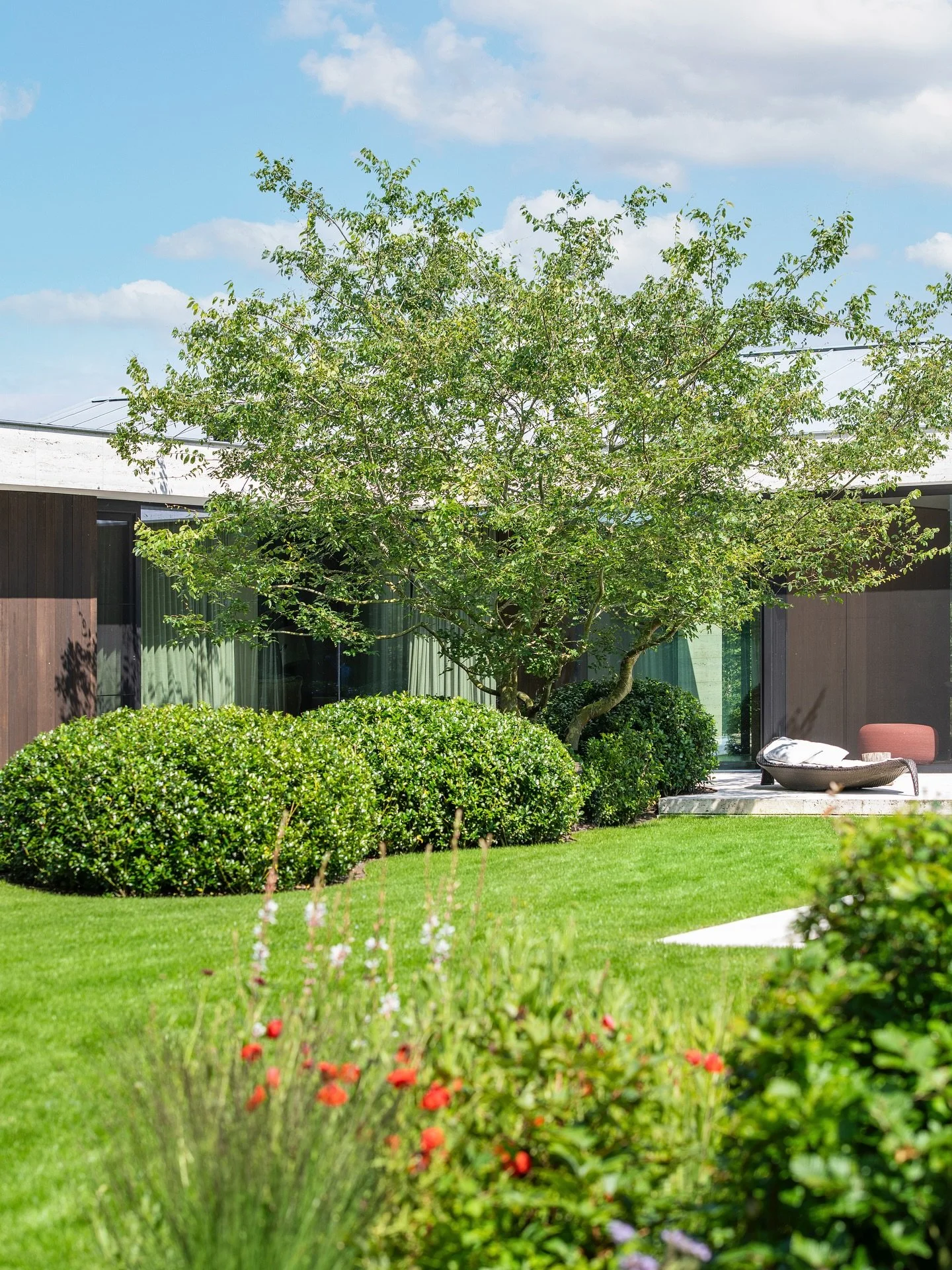 Oh sunny days...dat ligbed ziet er d&eacute; ideale plaats uit om te genieten van de zon &amp; de mooie tuin! 👒

#realisatie #pietergyssels #tuinaanleg #tuinonderhoud 

Foto: @studiopsg__