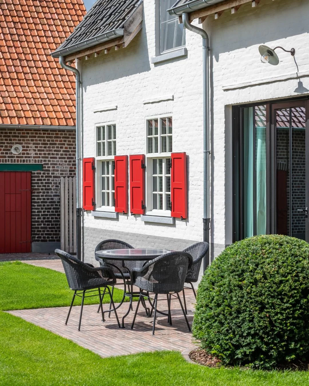 Een terras dat uitnodigt tot genieten. Het ideale plekje voor een zomers aperitiefje 🧀

Fijn weekend! 

#tuinaanleg #tuinarchitectuur #pietergyssels