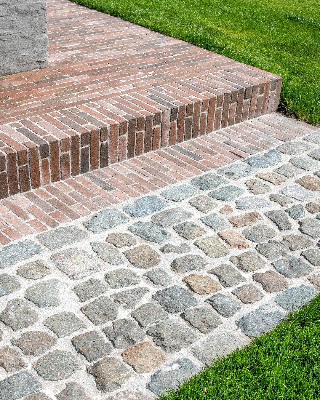 Strakke lijnen, karaktervolle accenten en een vleugje groen.  Klinkers, kasseien &eacute;n gras in harmonie. 🌿

#tuinaanleg #tuinarchitectuur #kasseien #kleiklinkers