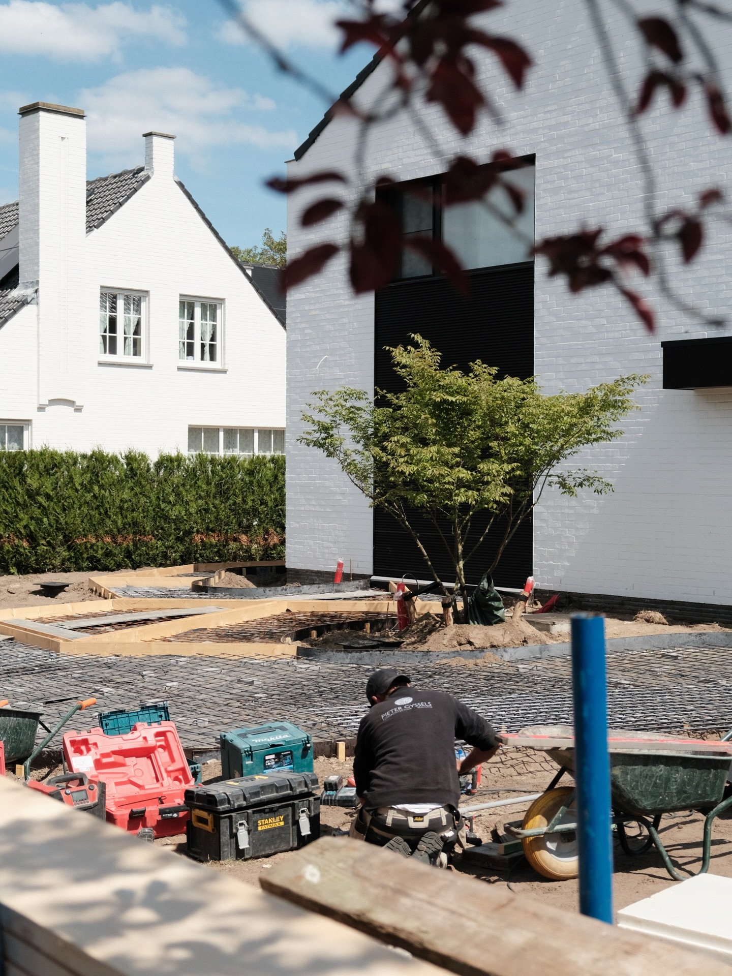 Het was hier even stil op sociale media, maar achter de schermen zaten we allesbehalve stil ...

Tijd om jullie mee te nemen in onze projecten.

Stay tuned 👀

#pietergyssels #tuininspiratie #verharding