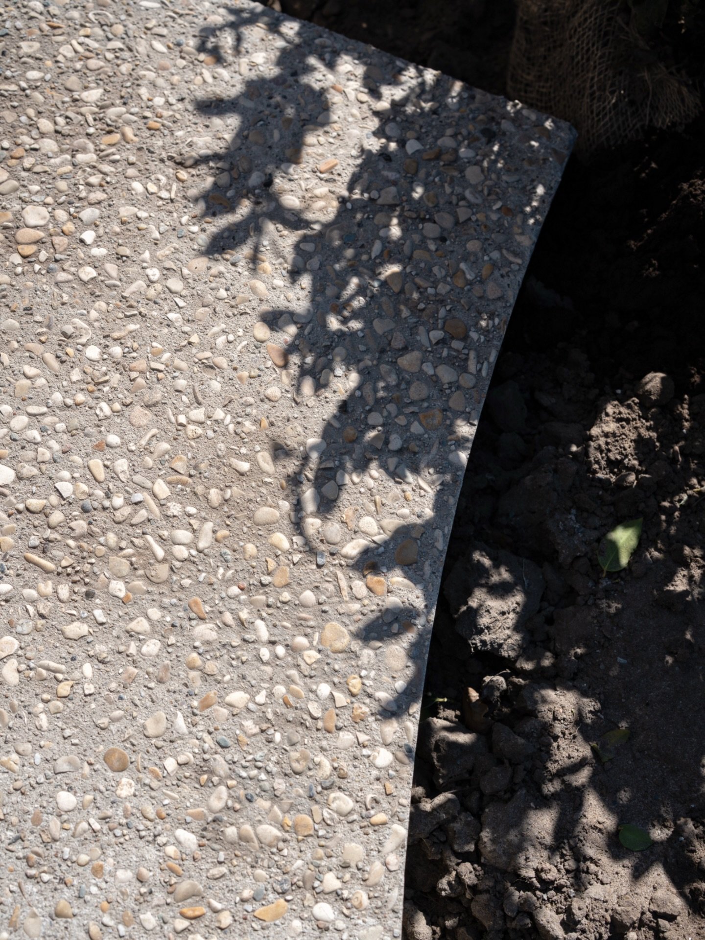 Uitgewassen beton blijft een populaire keuze. Door de fijne steentjes in het oppervlak krijgt het een subtiel reli&euml;f, wat zorgt voor die authentieke, ruwe uitstraling.

Perfect voor tuinpaden, opritten en terrassen.

#pietergyssels #tuinaanleg #