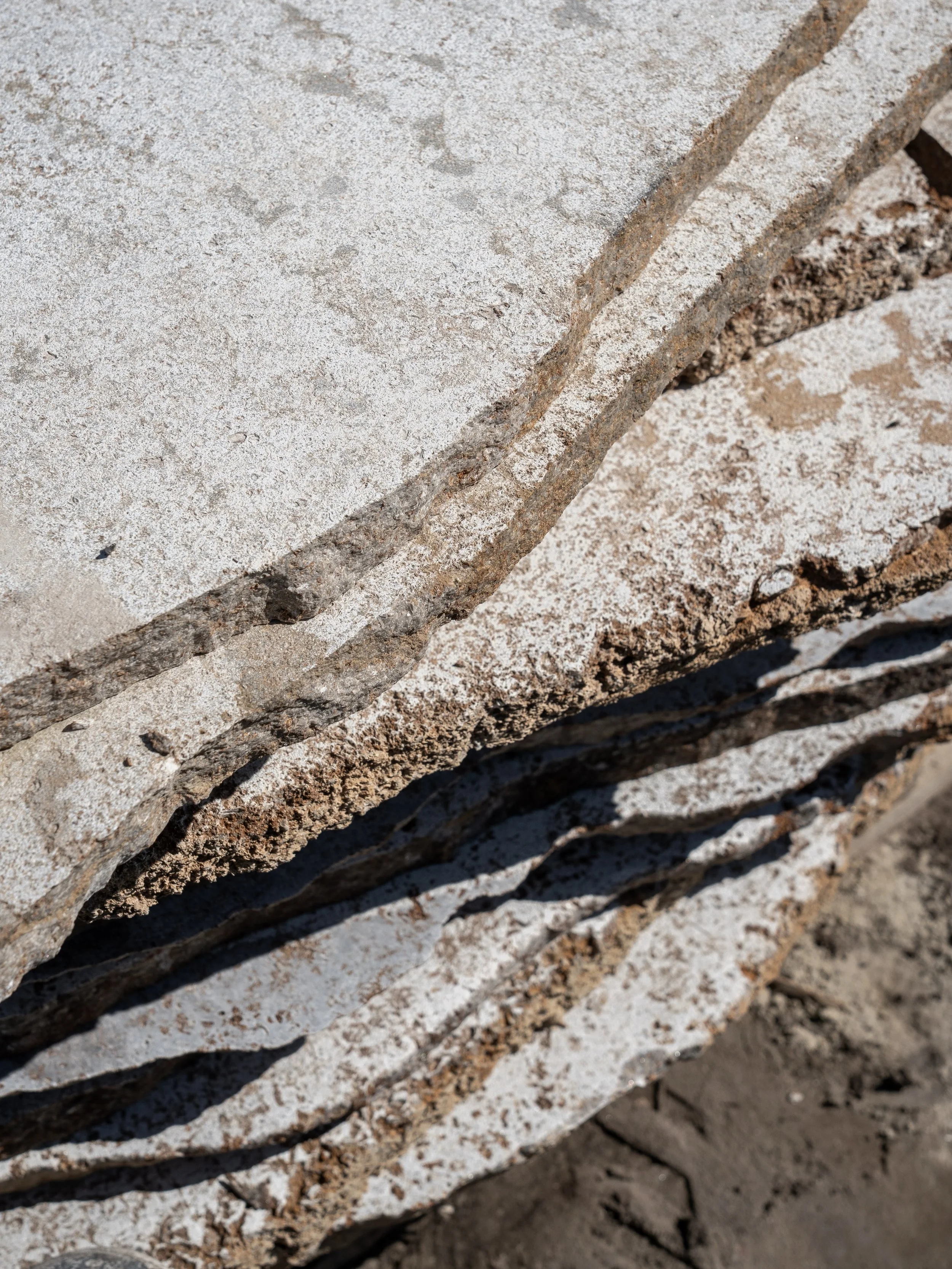 De juiste materialen kiezen voor jouw tuinproject kan soms overweldigend zijn. 

Met jarenlange ervaring adviseren we materialen die niet alleen esthetisch mooi zijn, maar ook duurzaam, onderhoudsvriendelijk en geschikt voor jarenlang gebruik. Zo cre