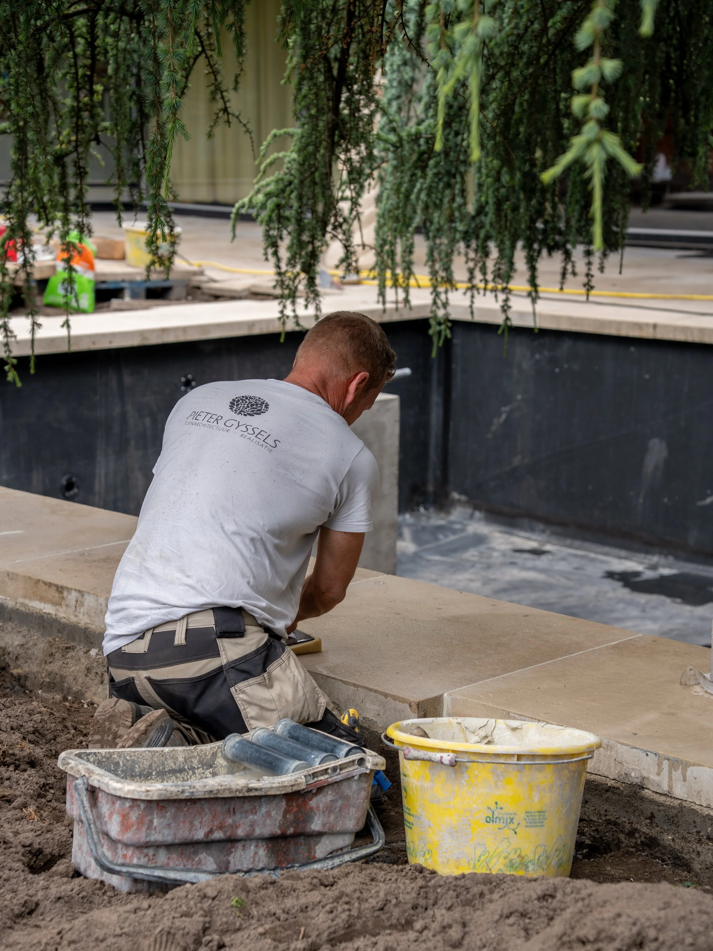 Tijd om de laatste hand te leggen aan de renovatie van deze prachtige siervijver. Een project dat stilaan zijn finale vorm krijgt, met oog voor detail en een resultaat dat perfect opgaat in de omgeving.

#pietergyssels #tuinaanleg #tuinarchitectuur