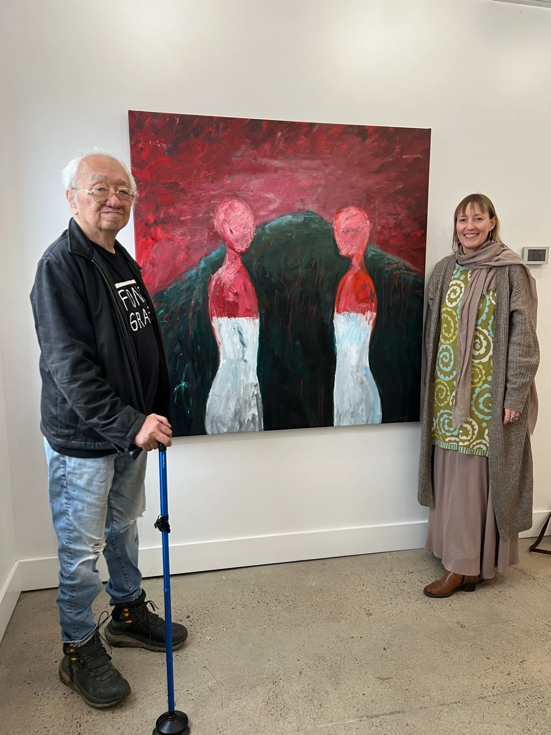 John Yau visiting Anki King’s exhibition 