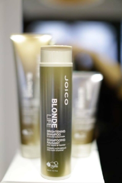 Brightening Shampoo Deze shampoo is vrij van sulfaten en maakt haar daardoor op zachte wijze schoon. De shampoo vult belangrijke voedingstoffen aan met schitterend, stralend, gezond blond haar als resultaat! Deze shampoo maakt haar niet alleen briljant schoon maar gaat ongewenste geeltinten en andere verkleuringen tegen. VK€23