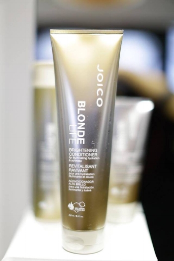 Brightening Conditioner Vergeet producten die haar zwaar maken. Deze verzorgende formule combineert namelijk de lichtheid van een lotion en de kracht van een serum. Het resultaat? Instant glans en intense hydratatie zonder de haren zwaar te maken. VK €24