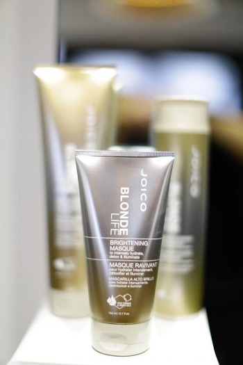 Brightening Masque Dit masker zorgt voor direct gehydrateerde, zachte en stralende blonde lokken doordat het chloor neutraliseert en slechte mineralen verwijderd. Het voorkomt dat perfect blond haar dof en gelig wordt. Gebruik voor het beste resultaat het Blonde Life Masque 3x per week als aanvulling op de Brightening Shampoo & Conditioner. VK €27,50