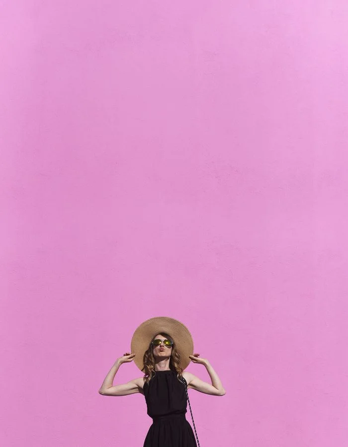 03_PaulSmith_PinkWall_BlackDress.jpg