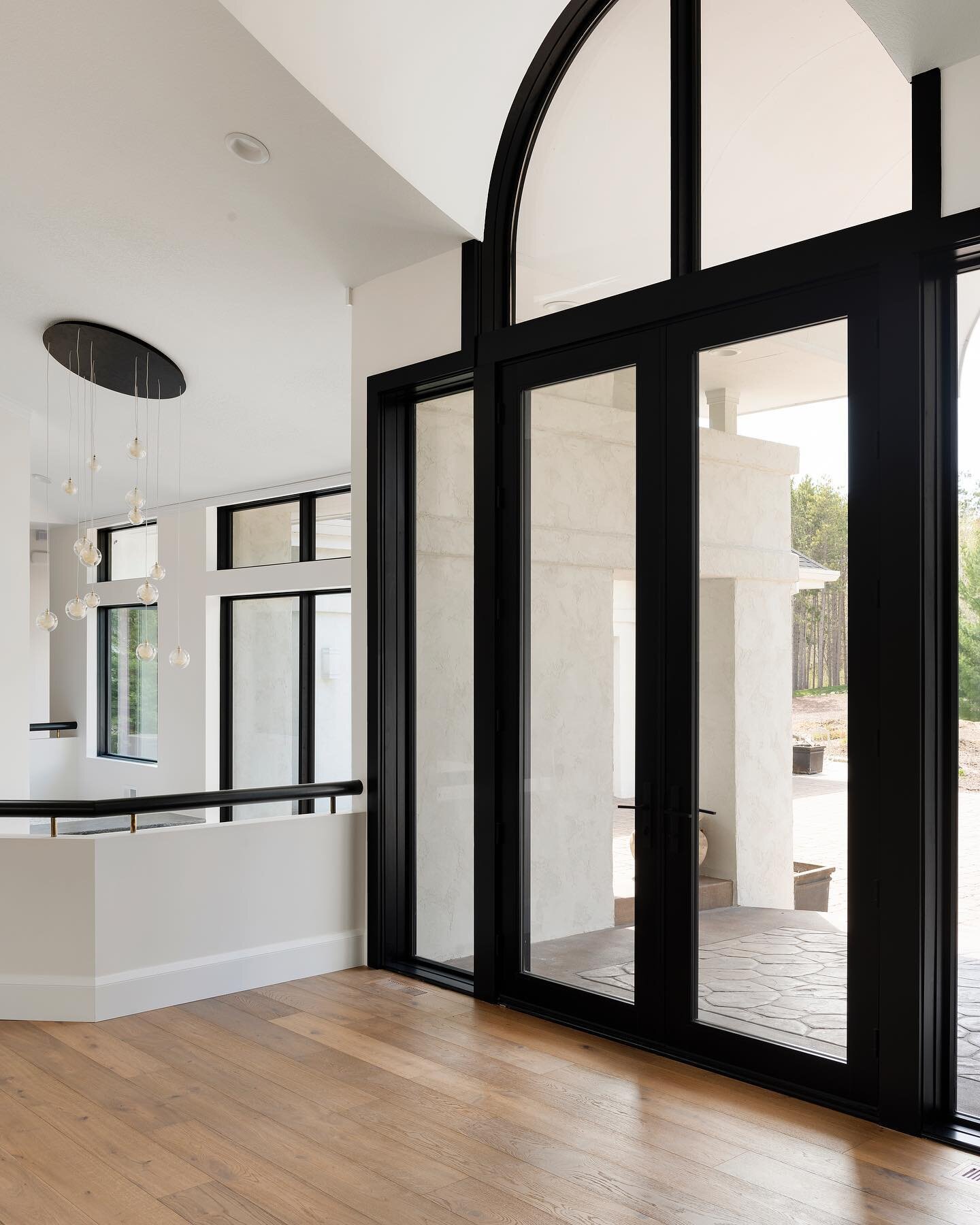 In this remodel project, @kellifontanadesigns worked closely with @pellawindows to create custom glass doors + windows to add a contemporary edge to this bold and elegant family retreat. Swipe to see a before!➡️

Design ➕ build by @kellifontanadesign