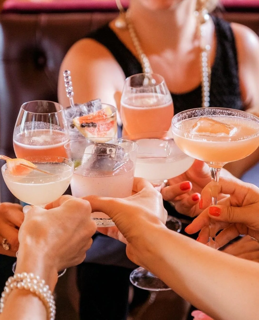 🎉 It&rsquo;s Friday again, woo hoo! Time to kick back, relax, and soak up those good vibes! 🌈✨ ⁠
⁠
⁠
⁠
#WeekendVibes #FriYAY #drinks #happyhour #weekend #cocktailporn #party #friyay #fridaynight #fridayfeeling #friday #friends #sundaise #sundaiseha