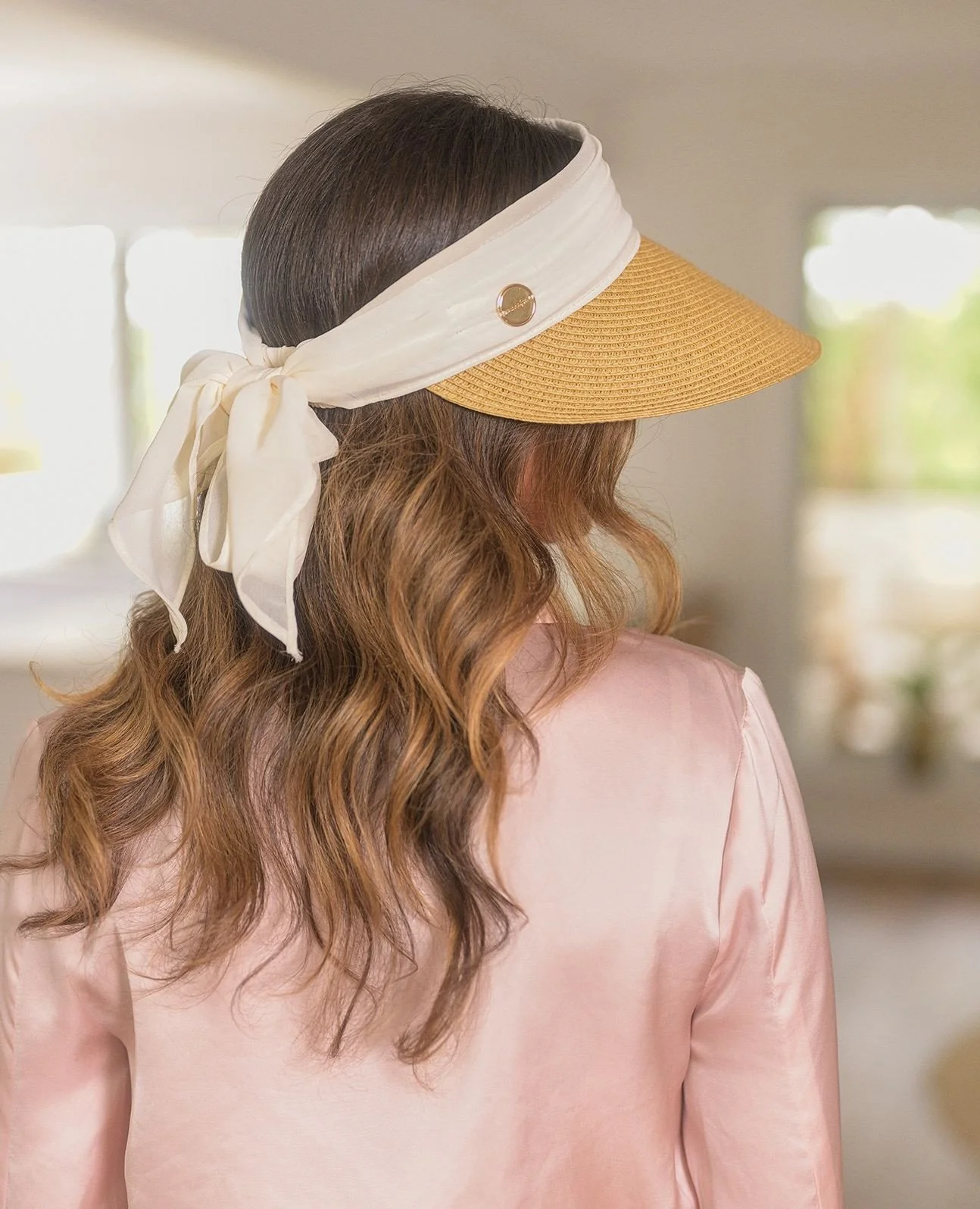 🎀 Bows, bows, bows! If you're as obsessed with stylish accessories as we are, you won't want to miss our stunning range of hats with beautiful bows! ✨ ⁠
⁠
⁠
⁠
⁠
#sundaise #sundaisehats #hats #fedorahats #panamahats #widebrimhat #summerstyle #sunprot