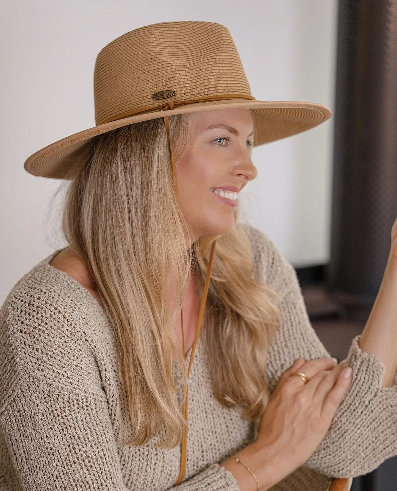 ✨ The Lainey Panama Tan isn&rsquo;t just stylish&mdash;it&rsquo;s unisex and perfect for on-the-go fun. Pack it, fold it, rock it&mdash;wherever your travels take you! 🍂⁠
⁠
⁠
⁠
⁠
#sundaise #sundaisehats #hats #fedorahats #panamahats #widebrimhat #su