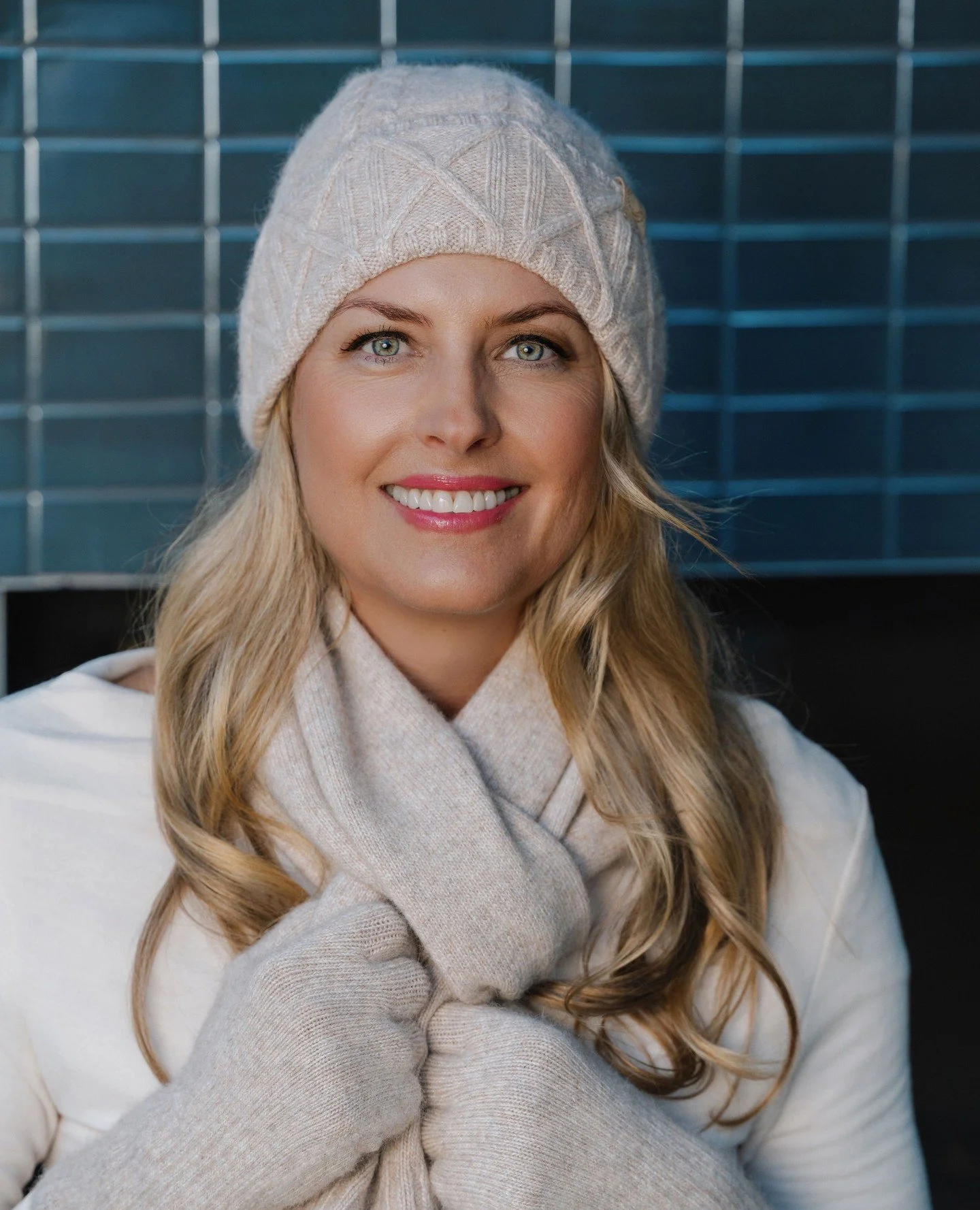 Bundle up in style! ❄️✨ Our winter collection stole the show at the trade fairs, and it&rsquo;s easy to see why! Everyone was raving about the incredible softness of our beanies, scarves, and gloves. 🧣❤️ Whether you&rsquo;re braving the chill or jus