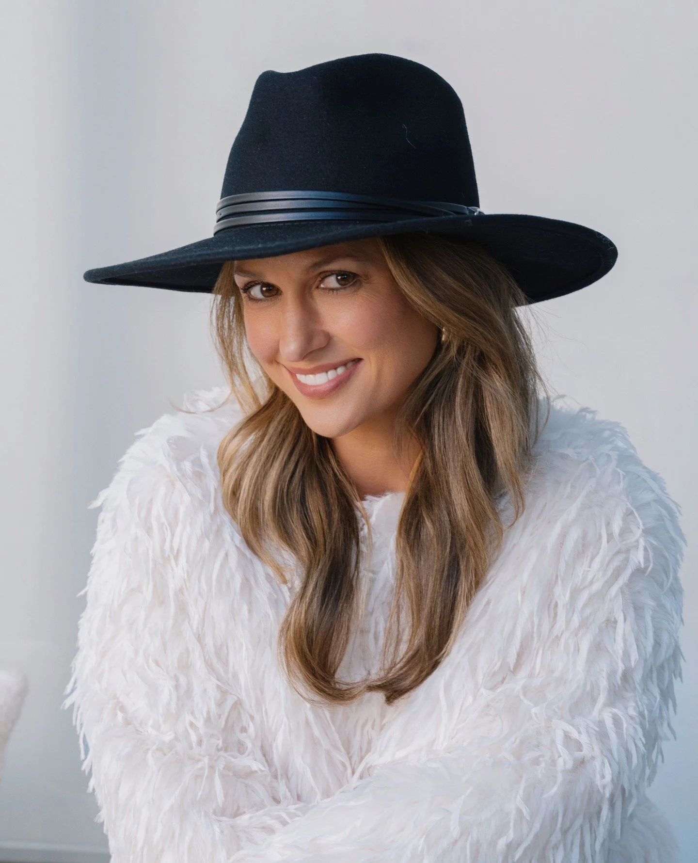 ✨ She's a stunner, and she&rsquo;s ready to turn heads in every shade of fabulous! Which colour will you choose to make your statement? 🎨💖🤎⁠
⁠
⁠
⁠
⁠
#sundaise #sundaisehats #hats #fedorahats #panamahats #widebrimhat #summerstyle #sunprotection #be