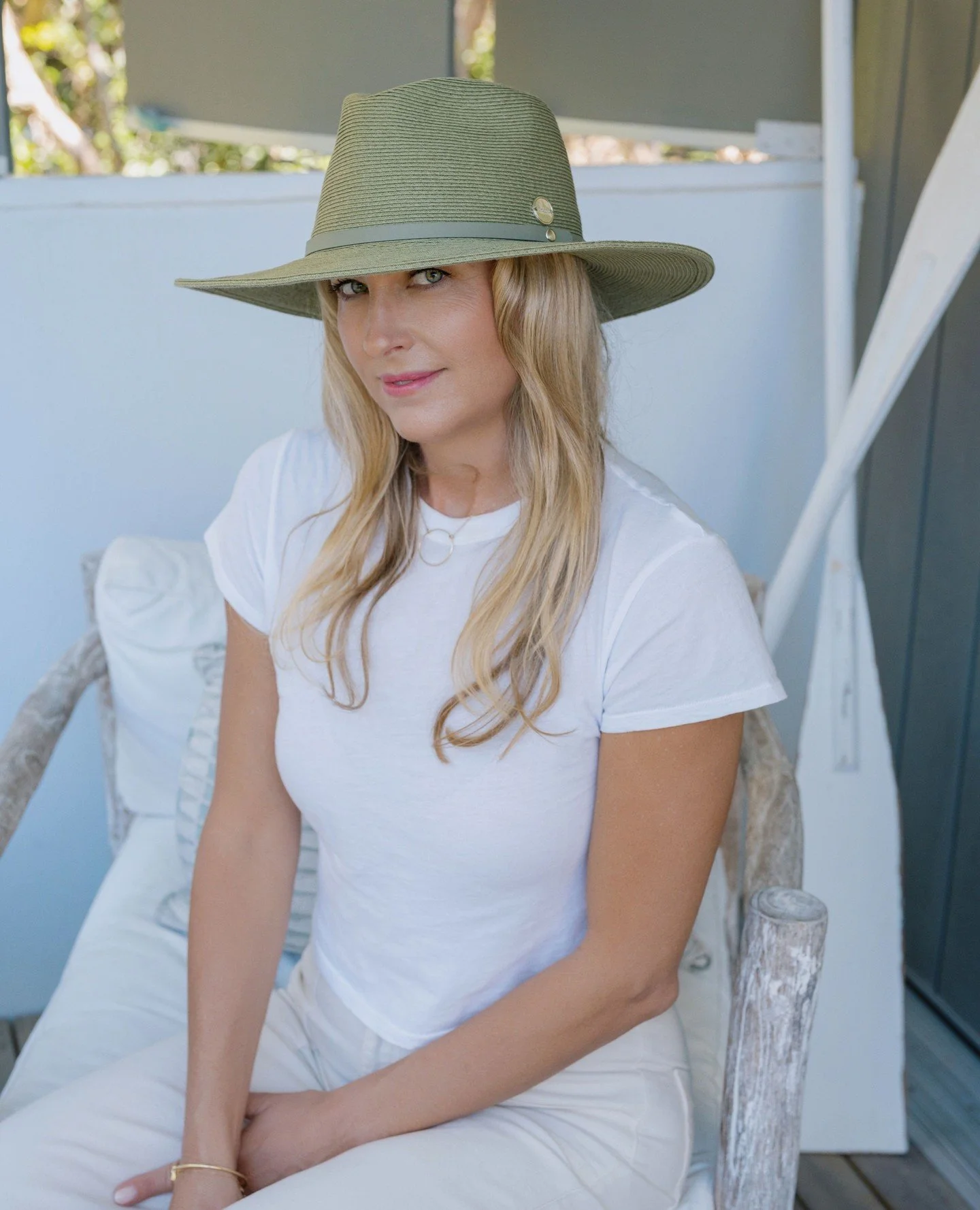 🌿 Ready to elevate your accessory game? Meet the olive green hat that&rsquo;s about to become your new go-to! This versatile piece blends effortlessly with any outfit, giving you that chic vibe while keeping you sun-safe oh and yes, she's packable!⁠