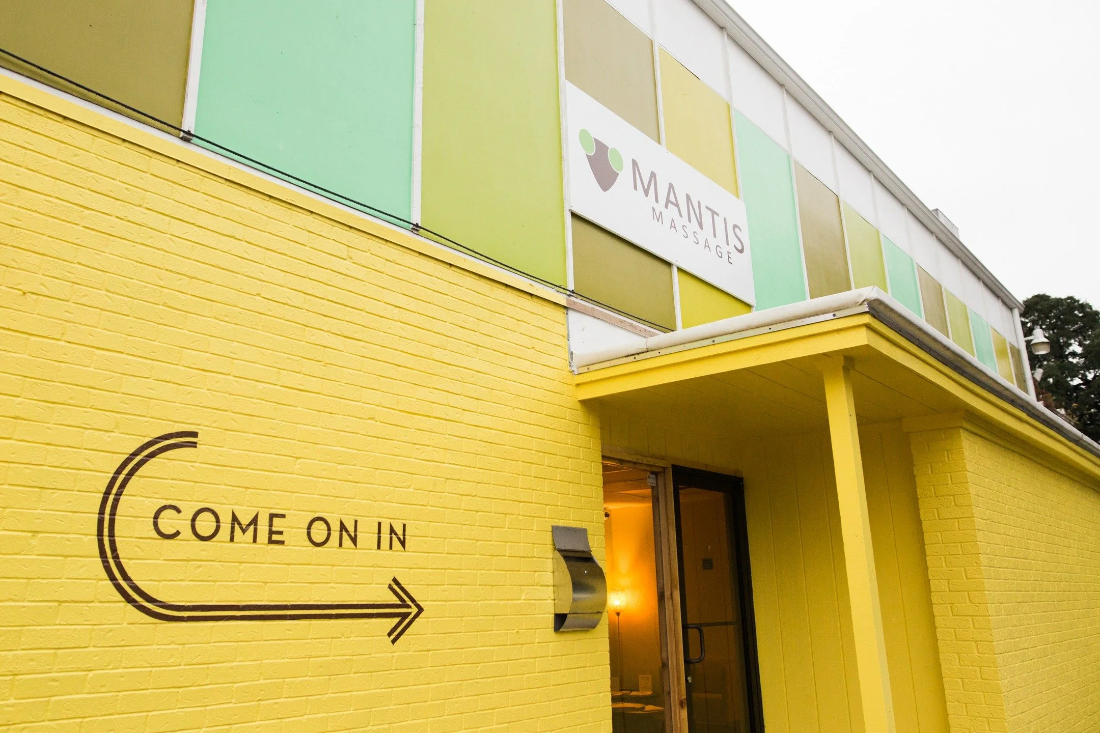 Our South Congress location has availability for today Monday December 15th! Jump on a same day appointment while you can 💆