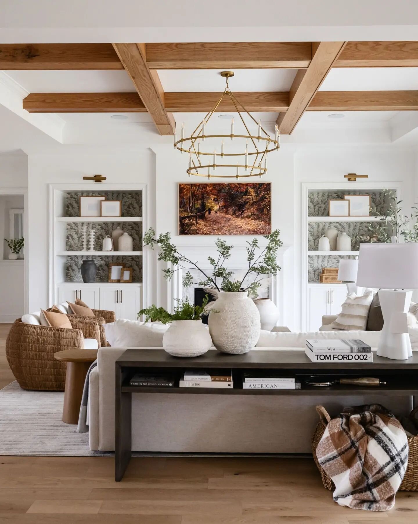 Sign me up for any spaces with wooden beams on the ceiling. 
😍

Images for @kimberleykayinteriors 

#luxuryhome #luxdesign #interiordesign #interiors #newhome #newbuild #customhome #azdesignphotographer #designdetails #phoenixphotographer #commercia