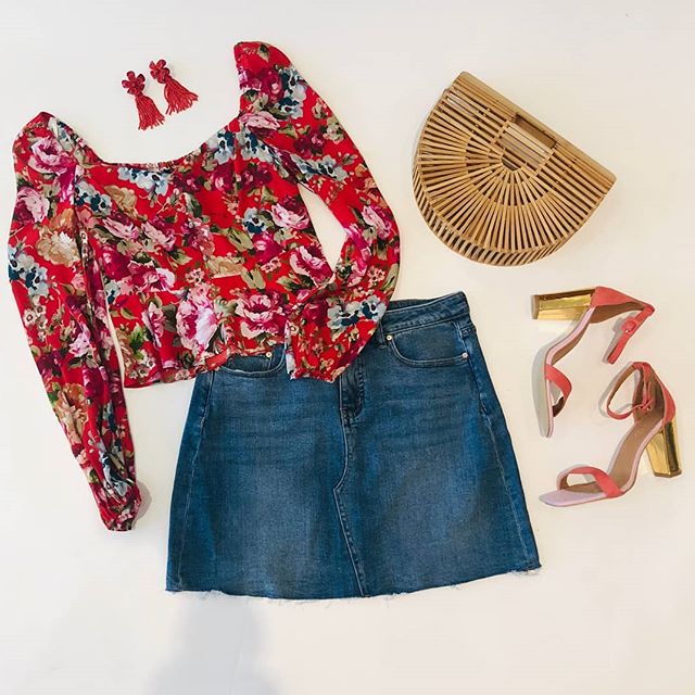 Annnnnndddd we're back! Red is a key colour this season, so in keeping with this I bring you some seasonal styling. The newest #keypiece @jeanswest denim skirt has been styled with a @forevernew_official red floral top, earrings and bag from @sussan 