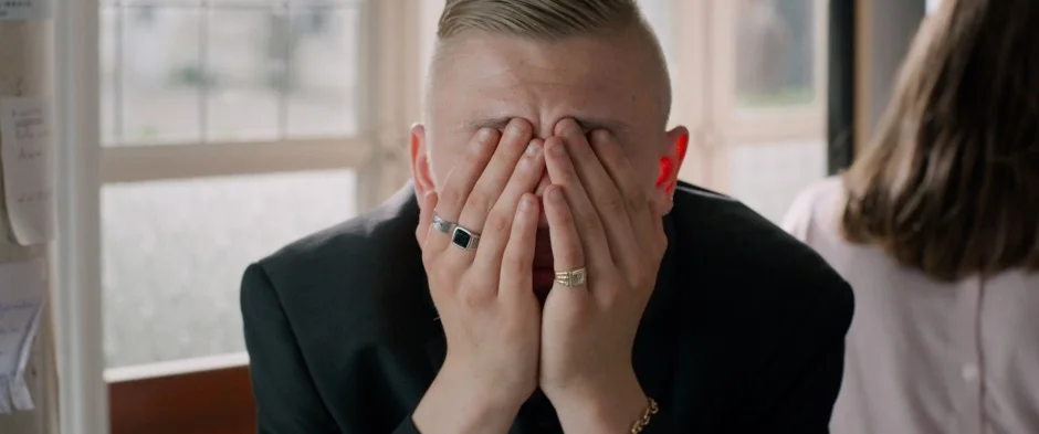 RÉPLIQUE d'Antoine Giorgini, 2015, fiction, 19' Mention du Jury presse et Prix interprétation ADAMI à Clermont en 2016 Aujourd'hui, Tony passe une audition au conservatoire d'art dramatique. Mais Steven, son meilleur ami censé lui donner la réplique, n'est pas là. Après avoir échoué à lui trouver un remplaçant, Tony quitte les lieux, déterminé à ne plus jamais adresser la parole au traître.