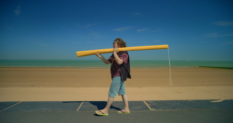 CRAZY SHEEP de Mathias Desmarres , 2016, fiction, 13' Dans l'appartement d'une station balnéaire, Crazy Sheep consume sa vie à jouer à l'ordinateur. Les rayons du soleil soudain l'éblouissent...