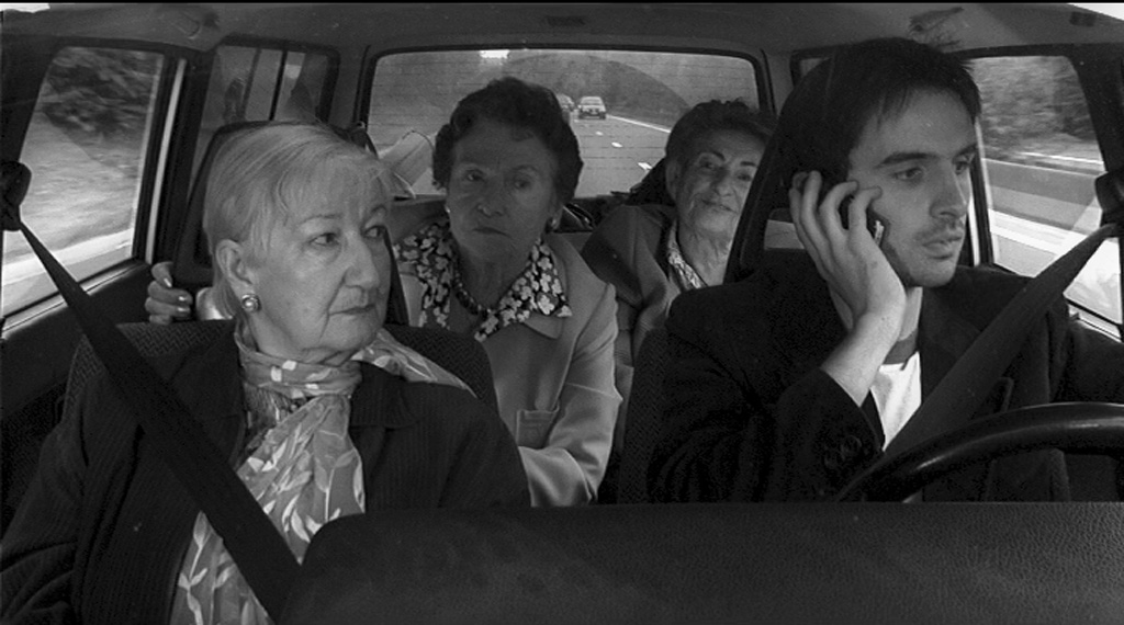 ALICE ET MOI de Micha Wald, 2004, fiction, 19' Simon doit conduire sa vieille tante Mala à la mer, en compagnie de Lydia et Colette, deux amies de Mala. Pendant le trajet, Alice, sa petite amie, lui téléphone et ils se disputent. En bonnes grand-mères juives, les trois femmes s’immiscent petit à petit dans l’histoire de Simon ce qui, bien sûr, n’arrange rien à la situation…