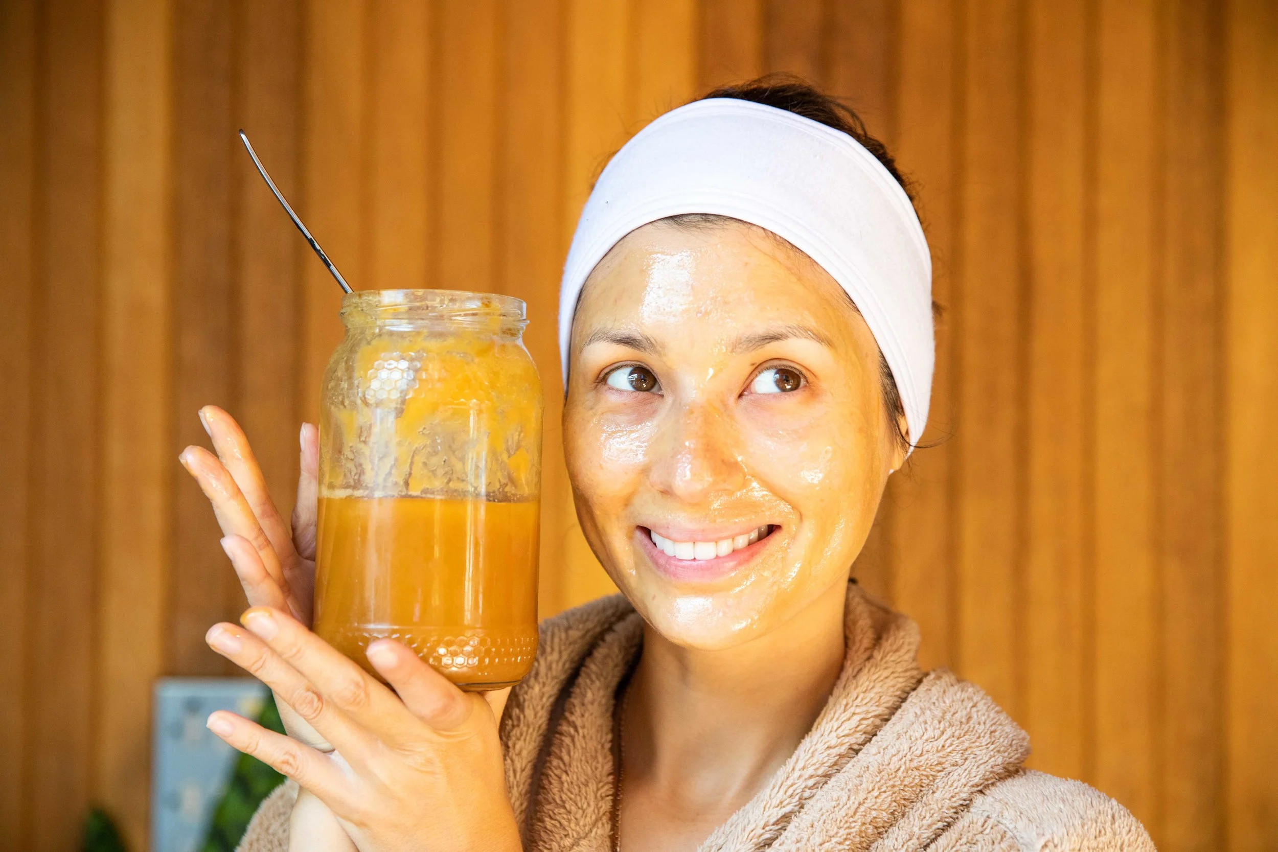 WHY YOU SHOULD DO A RAW HONEY MASK