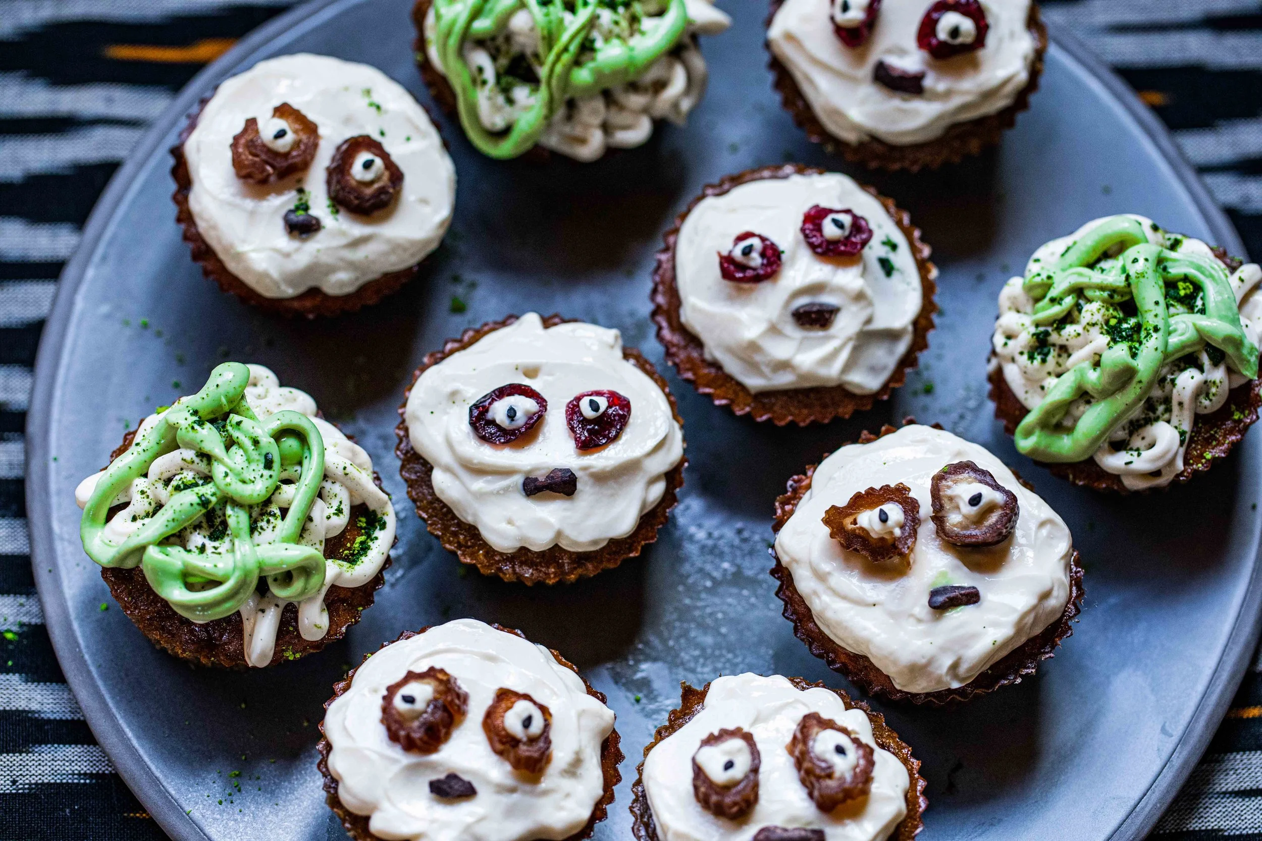 BANANA BREAD FUDGE CUPCAKES WITH FREAKY FROSTING