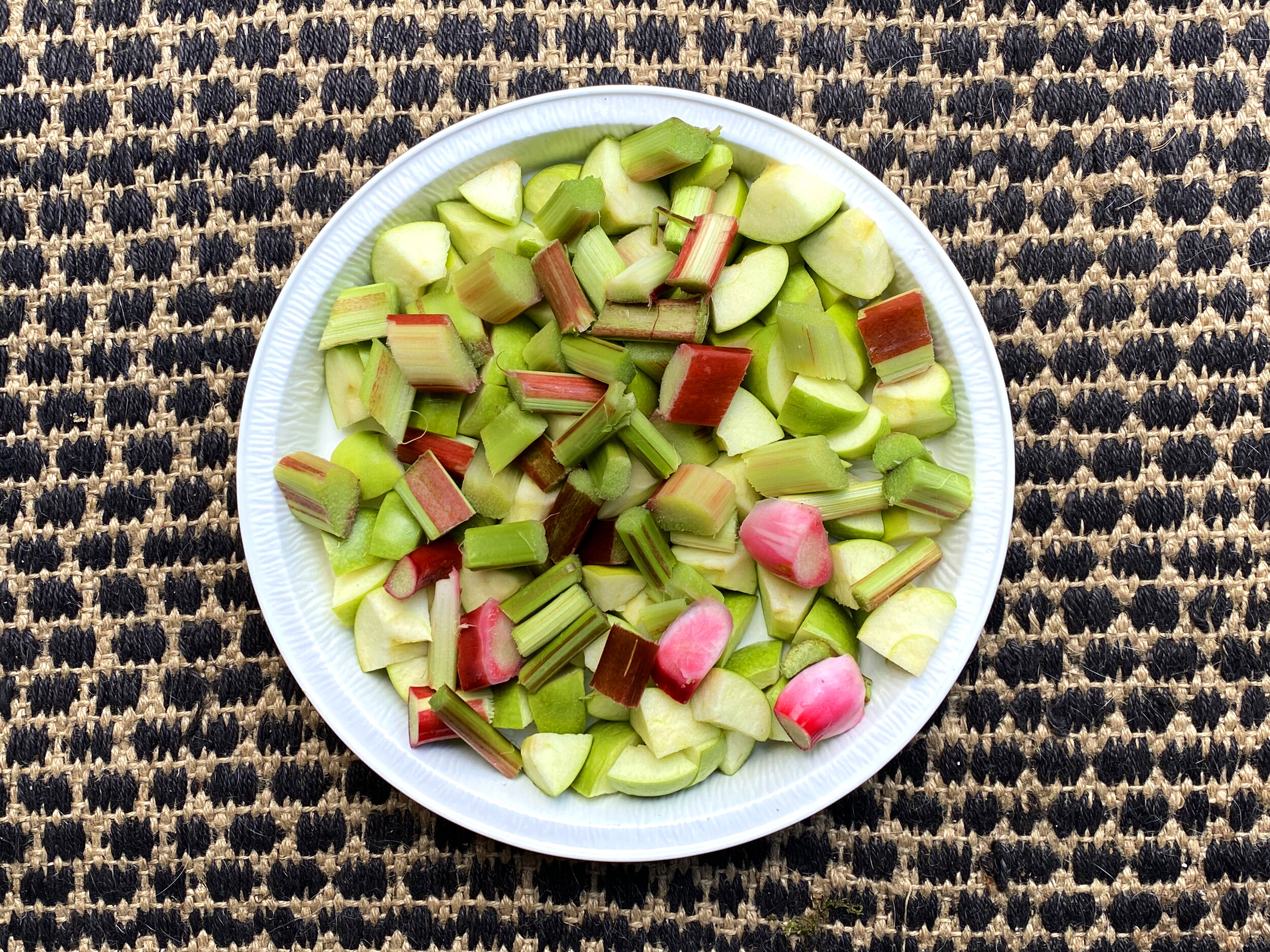 5-SPICE APPLE AND RHUBARB CRUMBLE