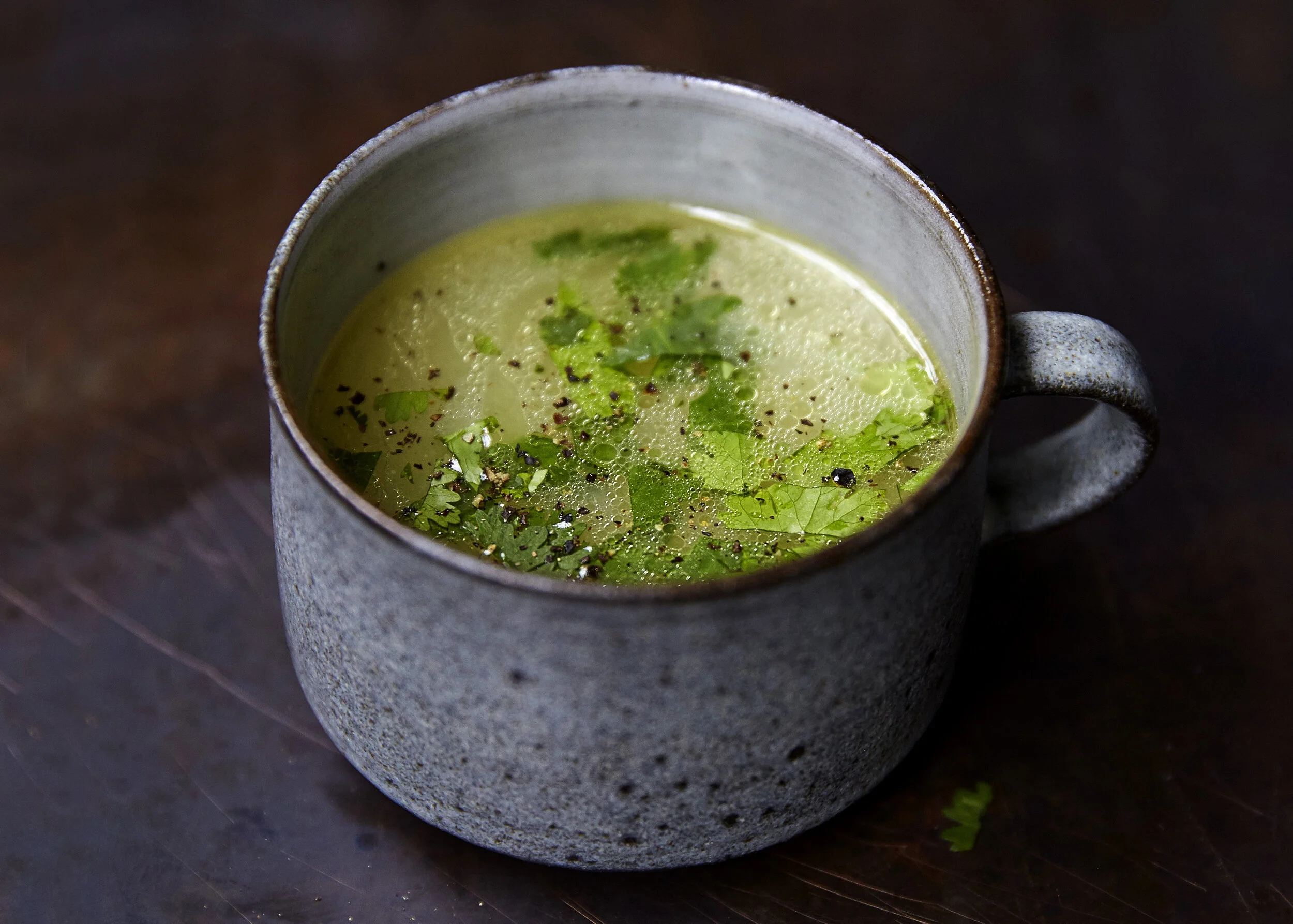 THIS IS WHY BONE BROTH IS SO POPULAR (&amp; HOW TO MAKE IT)