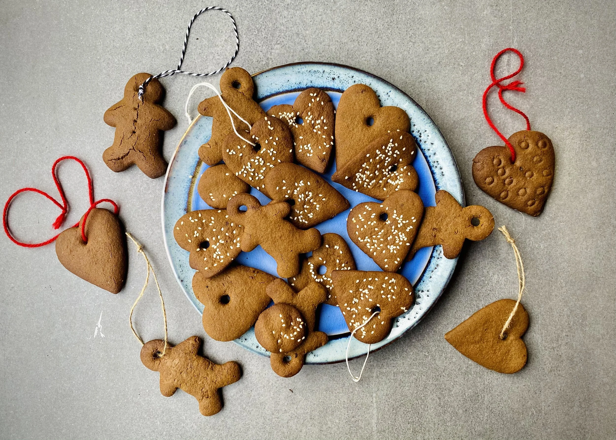 CHRISTMAS TREE GINGERBREAD COOKIES WITH SESAME SPRINKLES