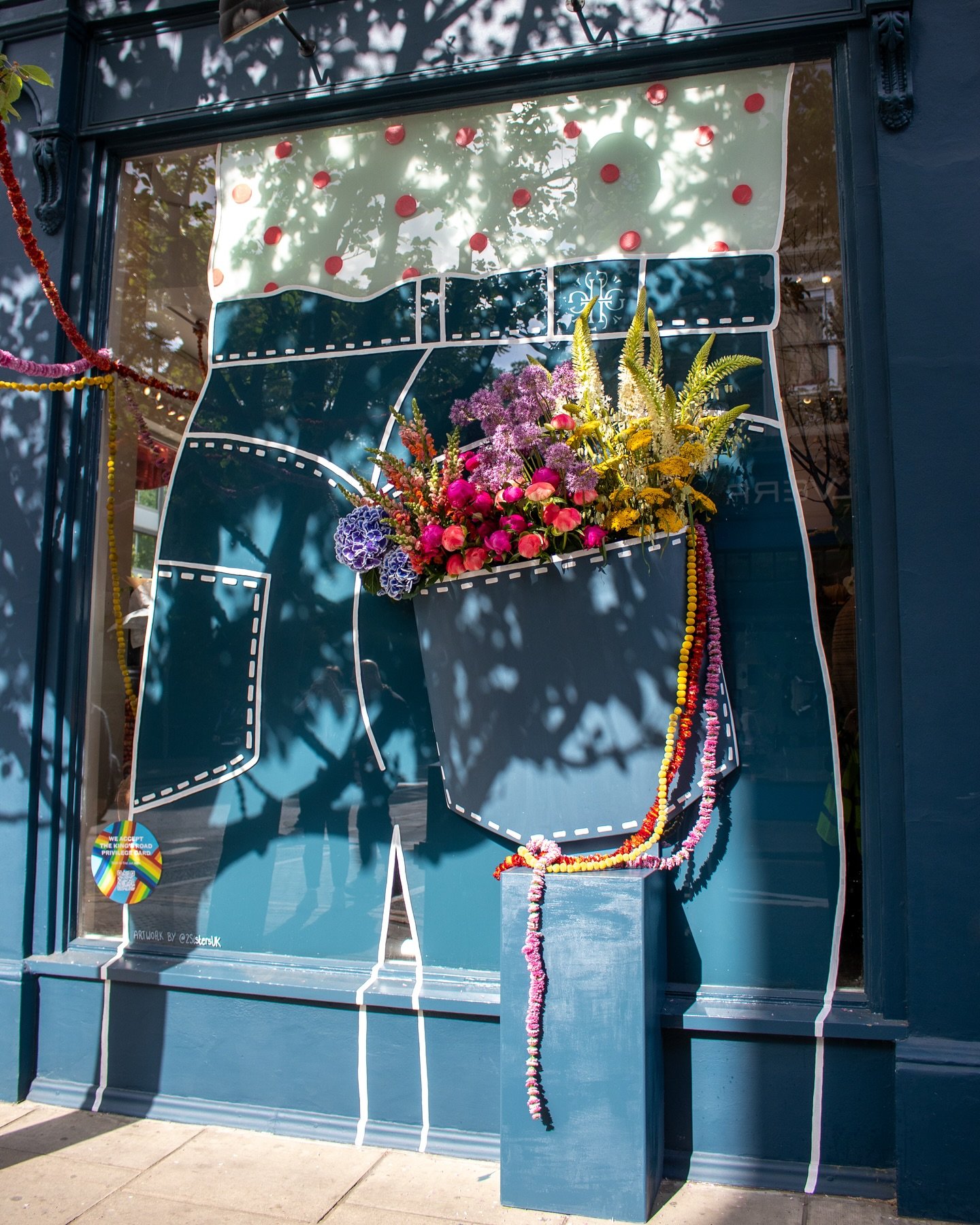 We won!!!! Recently we collaborated with the amazing @lavendergreenflowers on a window installation for Chelsea In Bloom as part of Chelsea Flower Week, and the display won gold 🏆🌹 We worked on this piece of artwork painting taking inspiration from