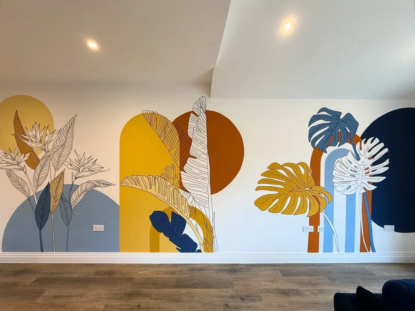 Ta daaaa! Last week we had the pleasure of painting two murals in a residential property, we love how they’ve brought the space to life in such a unique way🌵🌿