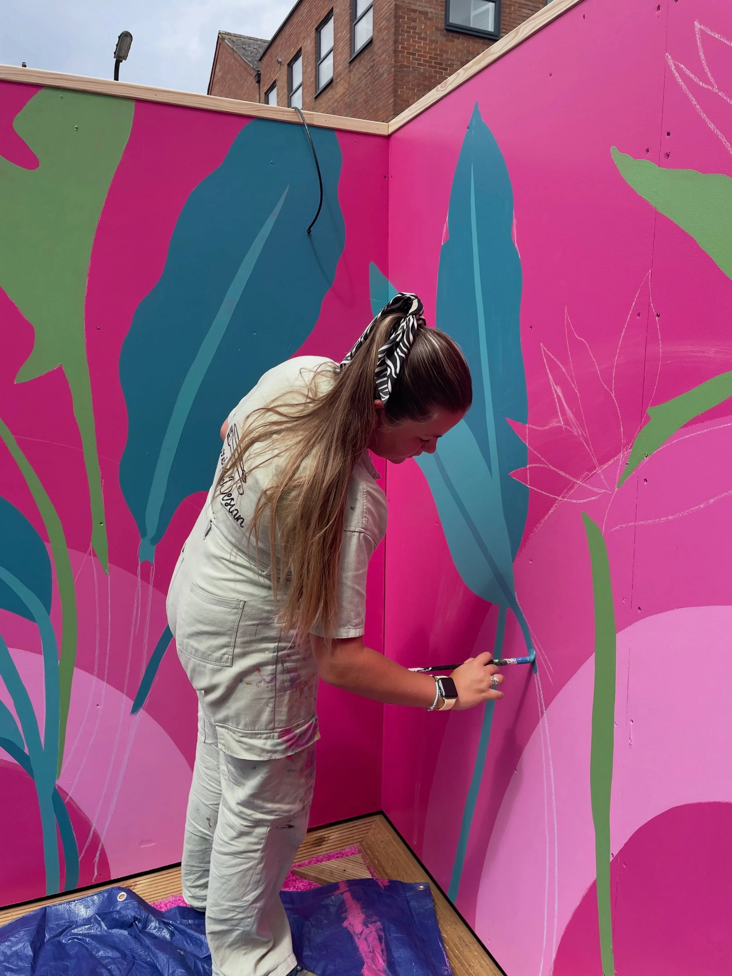 Around this time last year we were working on this lovely project! We love a pop of pink 🌺 Did you know that most of the murals we paint are designed by ourselves? We work with every client to create a design that is completely personalised to them,