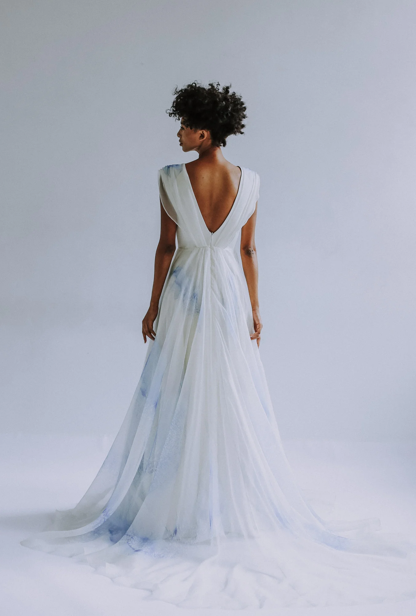 V-neck draped bodice gown in ivory and blue silk organza “Je t’aime” print
