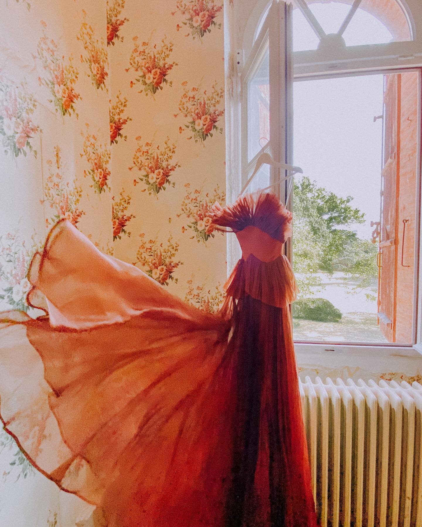 When the dress matches the vintage wallpaper perfectly 🙌❤️.
.

#robesdesoiree #eveninggowns #slowfashion #robedesoir&eacute;e #atelier #ch&acirc;teaulife #silkdress