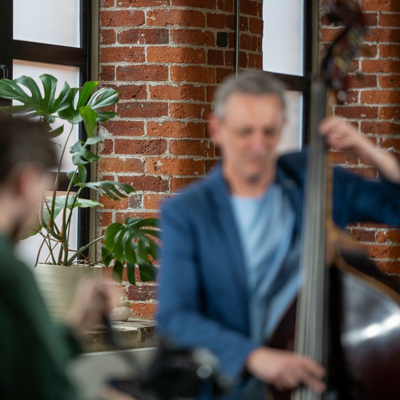 🤩 A new interview/performance video drops on the Discover Double Bass YouTube channel tomorrow (Thursday). Can you guess who's joining me to 'talk bass'? 🧐