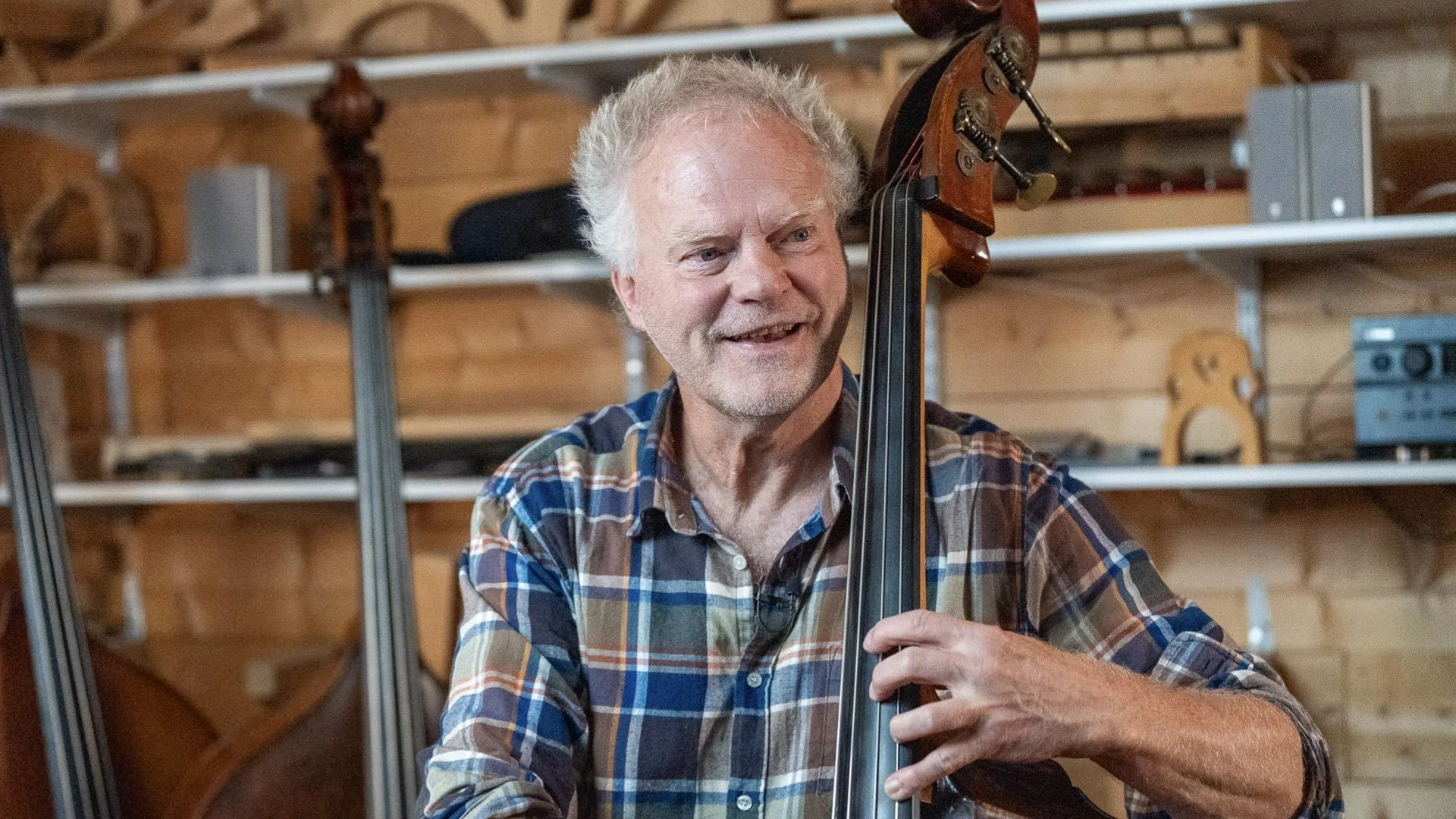 Anders Jormin performs Och kanske är det natt min vän by Stefan Forssen