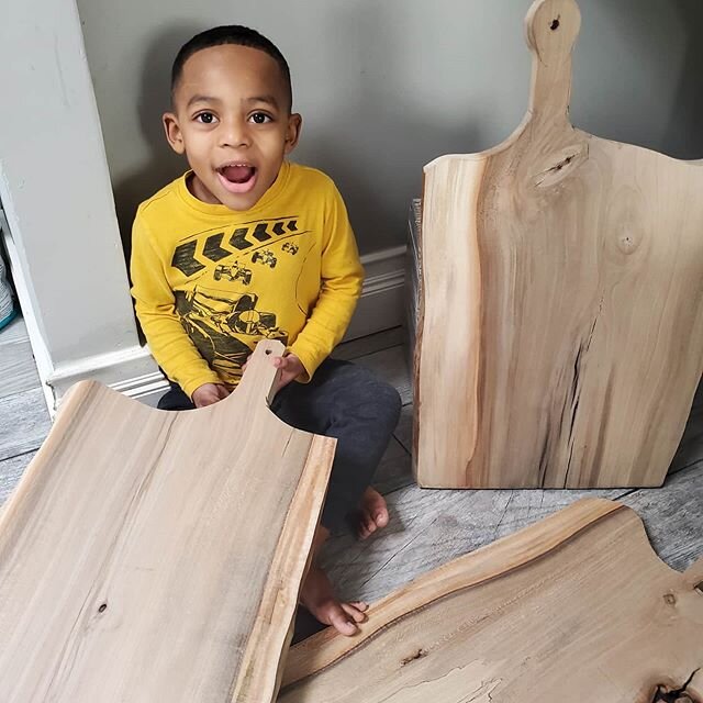 Smile! Friday's around the corner 💙
&bull;
&bull;
&bull;
&bull;
&bull;
&bull;
#skeenconcepts #charcuterieboard #homedecor #homeinspo #inspiremyinstagram #inspiremehomedecor #kitchendecor #woodworking #nothingisordinary #joysofmotherhood #mamapreneur