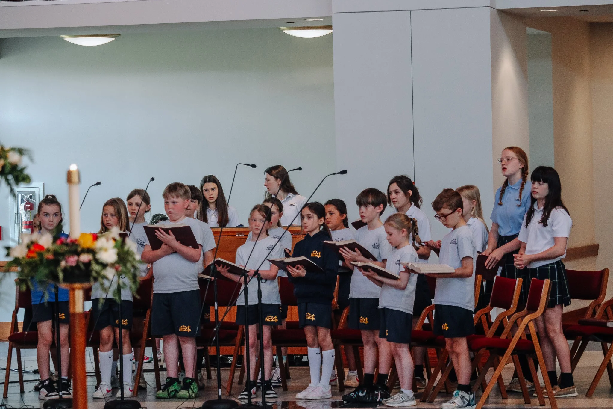 Last week, St. Elizabeth Parish School celebrated mass with Msgr. Conway who reminded us to live out the Gospel in our minds, on our lips, and in our hearts. Grade 3 led us in song while 6th grade lectored. We also thanked seminarians Connor and Dan 