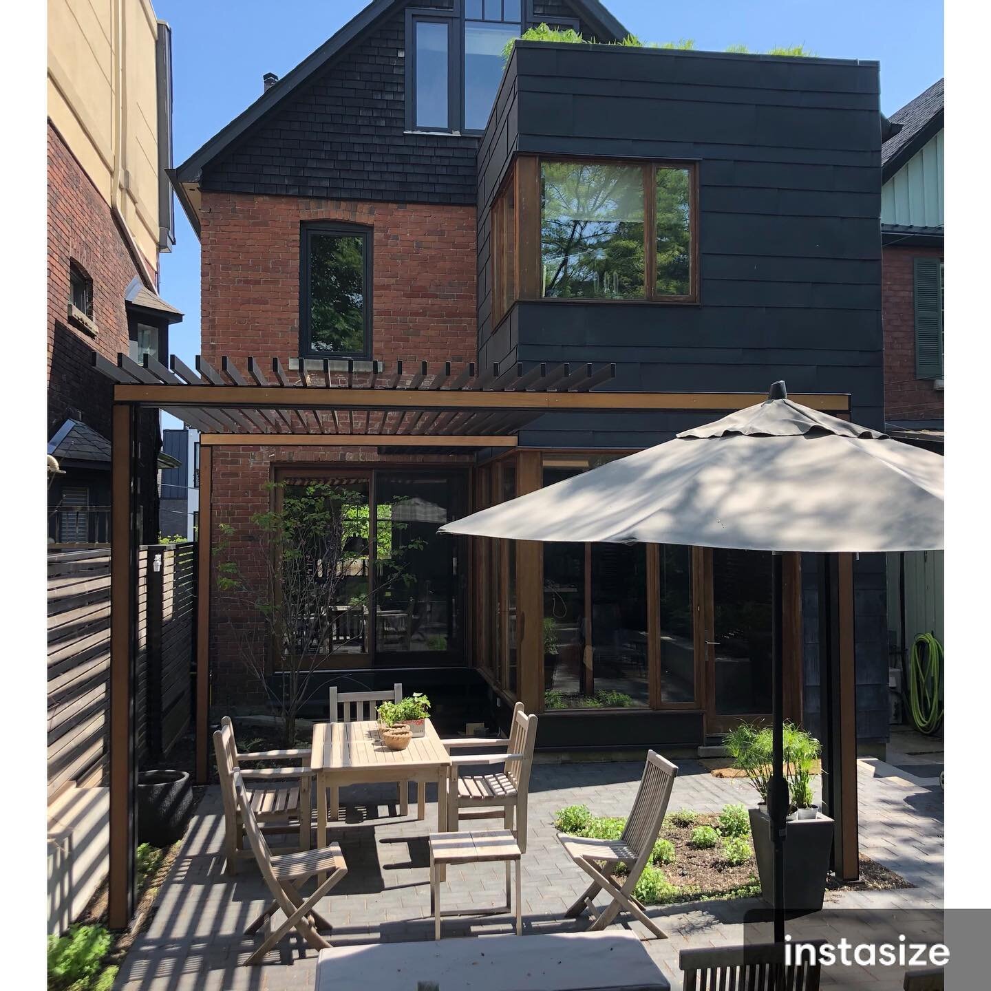 Mahogany Inlaid into steel I - beams / Arbour. Designed by: Earthinc. Metal done by: @true_stainless 
.
.
.
.
.
 #woodworking #woodworker #carpentry #carpenter #torontowoodworking #torontocarpenters #torontocarpentry #mahogany #steel